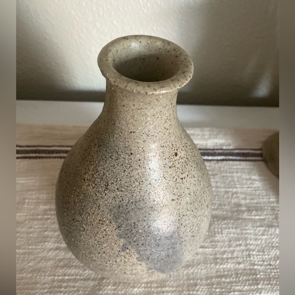 Textured pottery bud vase - Picture 2 of 4